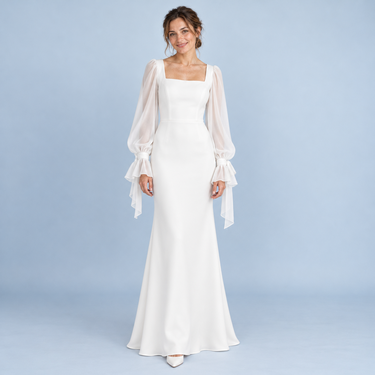 Robe longue blanche à encolure carrée, vue de face avec mannequin