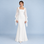 Robe longue blanche à encolure carrée, vue de face avec mannequin