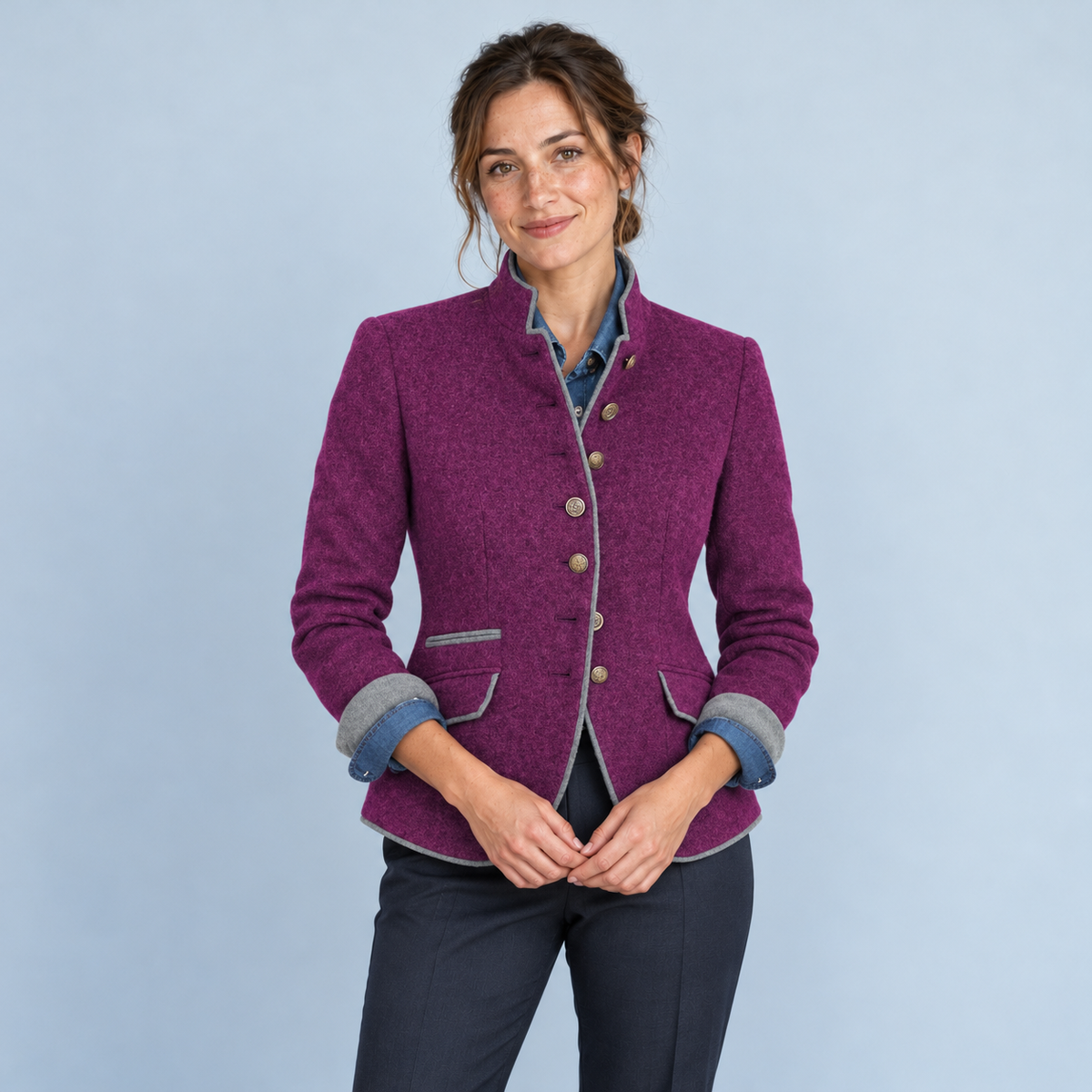 Blazer violet porté de face