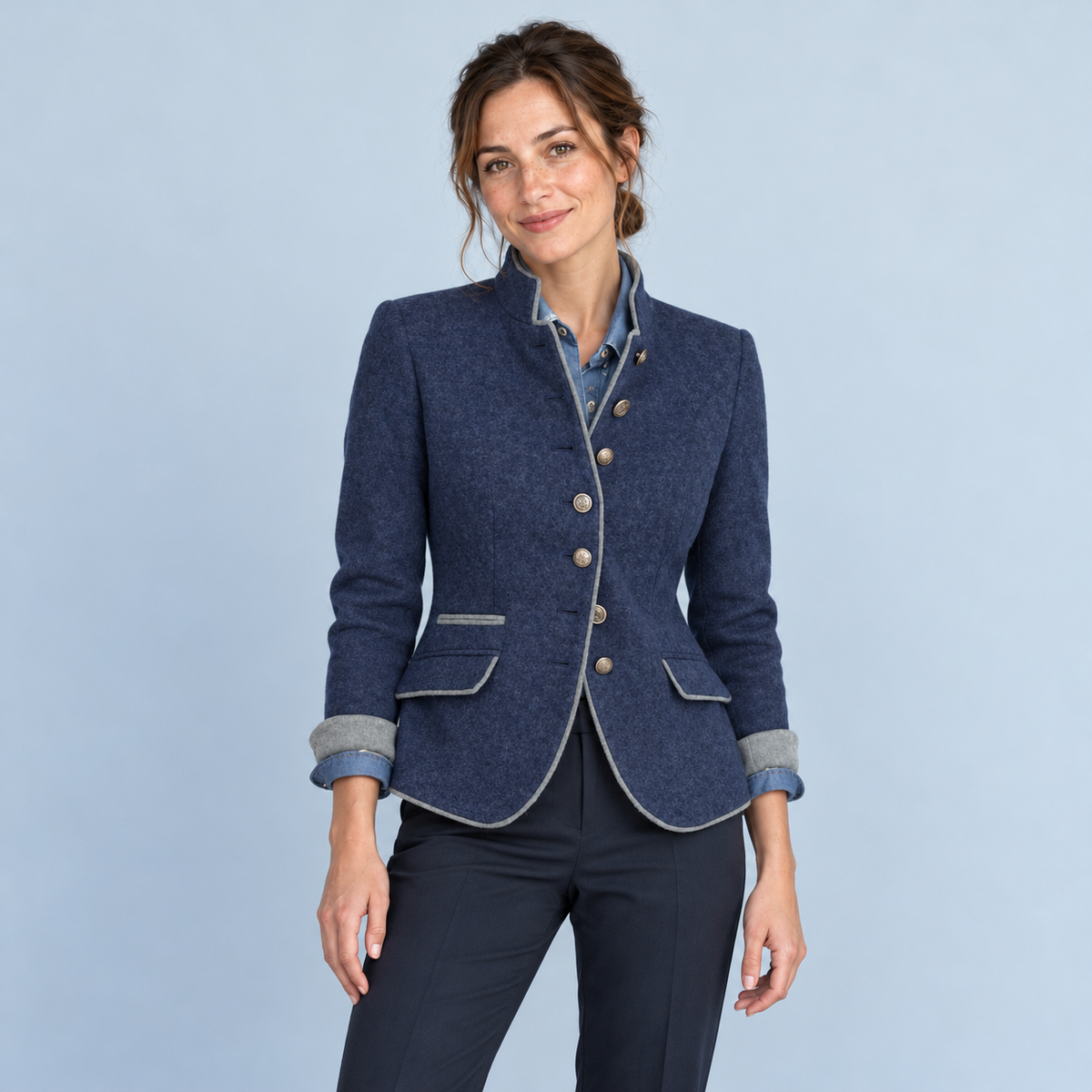 Blazer bleu porté de face