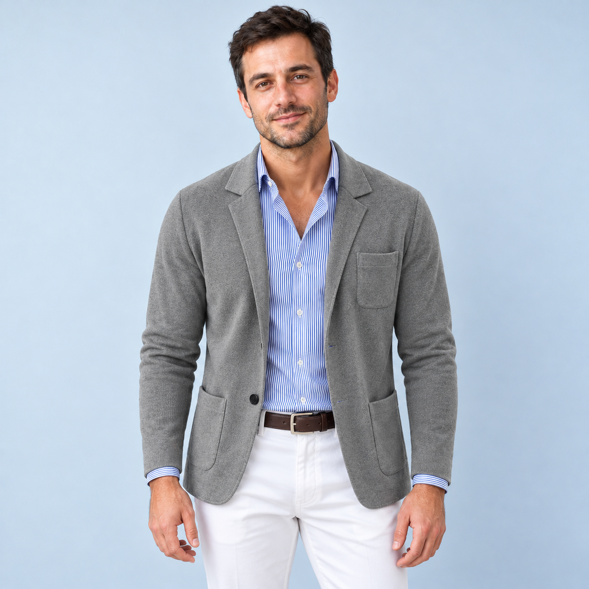 Blazer gris porté de face