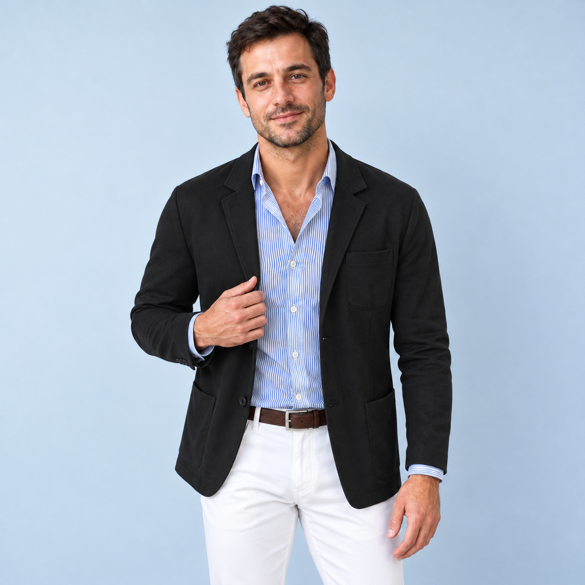 Blazer noir porté de face