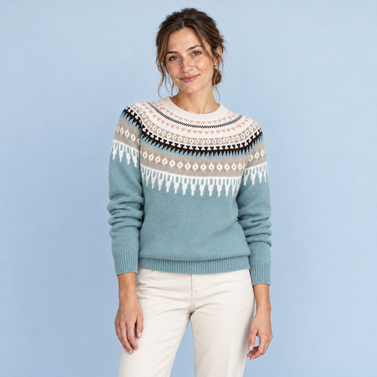 Pull nordique bleu porté de face