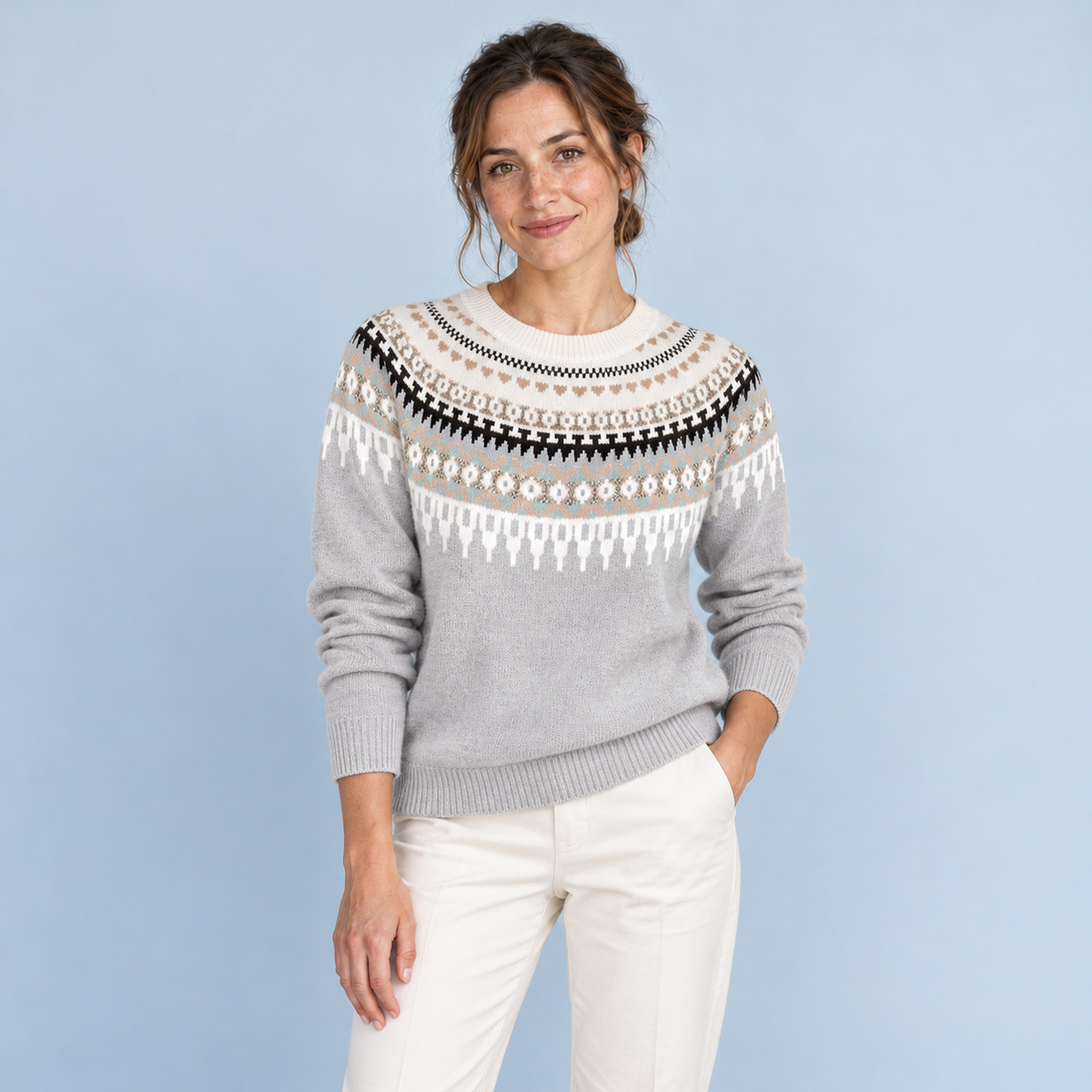 Pull nordique gris porté de face