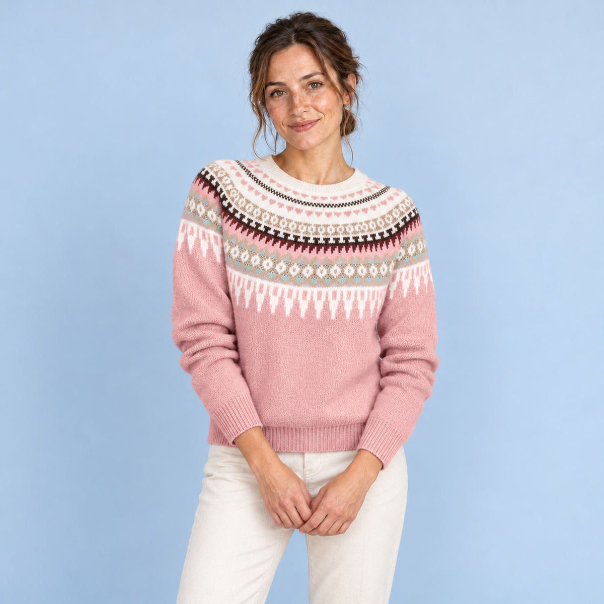Pull nordique rose porté de face