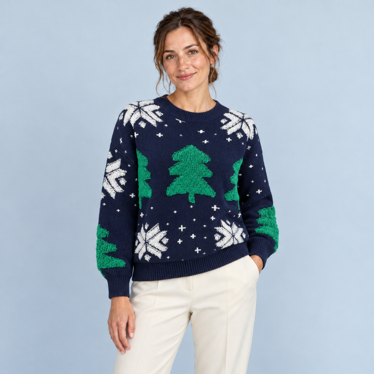 Pull de Noël bleu marine porté de face