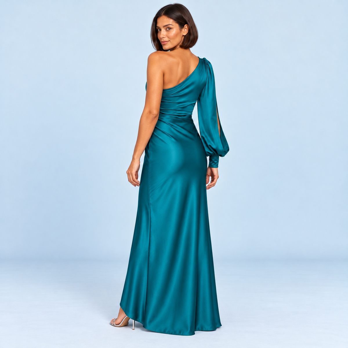 Robe longue asymétrique turquoise, vue de dos sur modèle