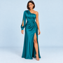 Robe longue asymétrique turquoise à manche fendue, vue de face sur modèle