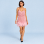 Robe rose clair portée de face