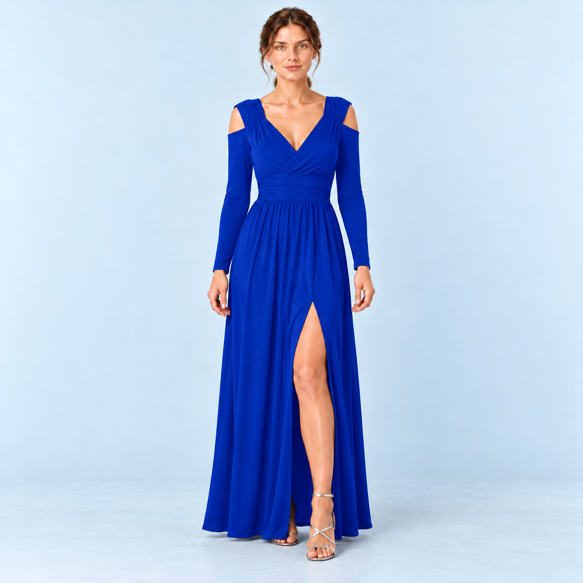 Robe longue bleu roi à col croisé et épaules ajourées, vue de face