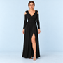 Robe longue noire à col croisé et épaules ajourées, vue de face sur modèle