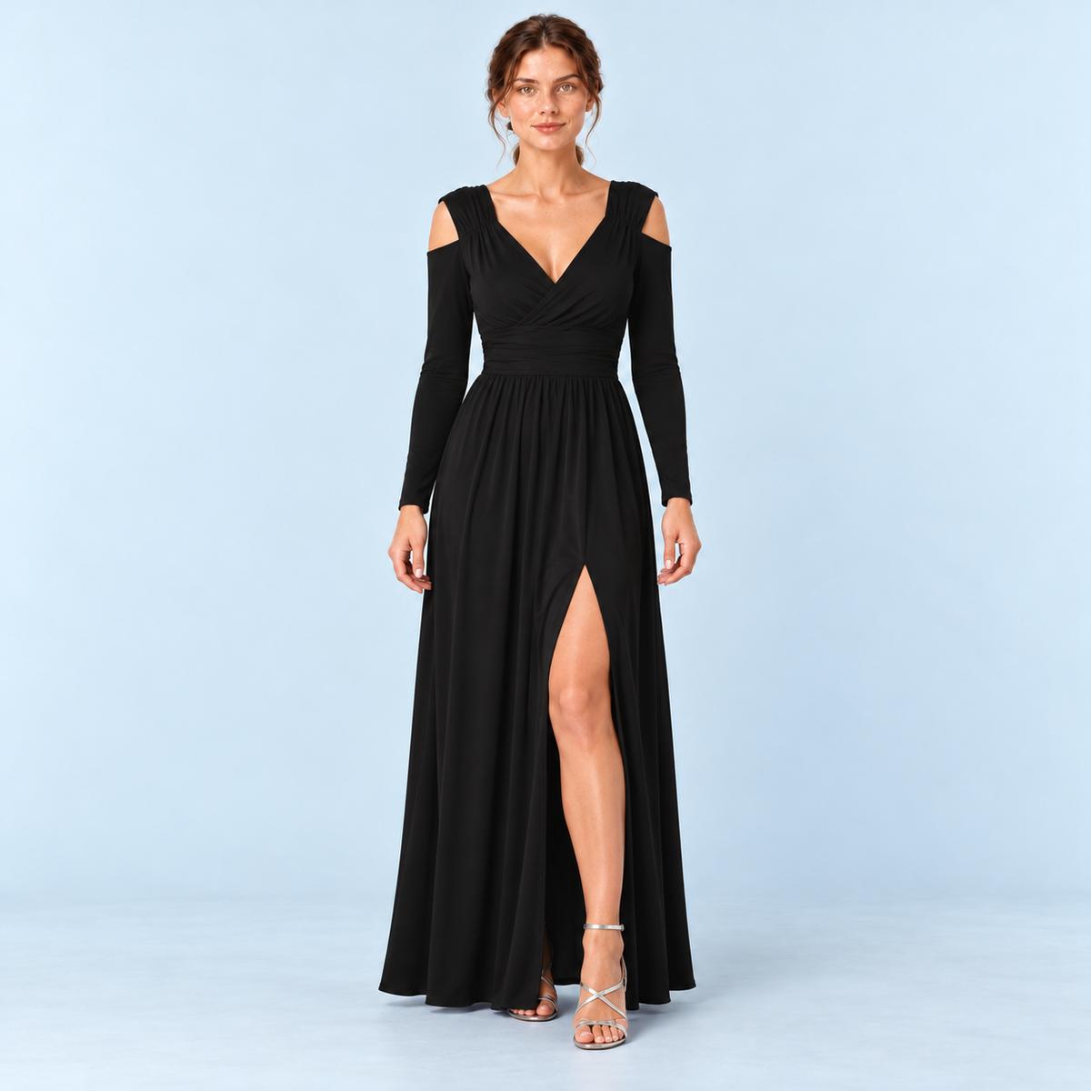 Robe longue noire à col croisé et épaules ajourées, vue de face sur modèle