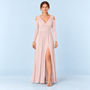 Robe longue rose pâle à col croisé et épaules ajourées, vue de face