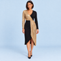 Robe midi noire et dorée portée de face