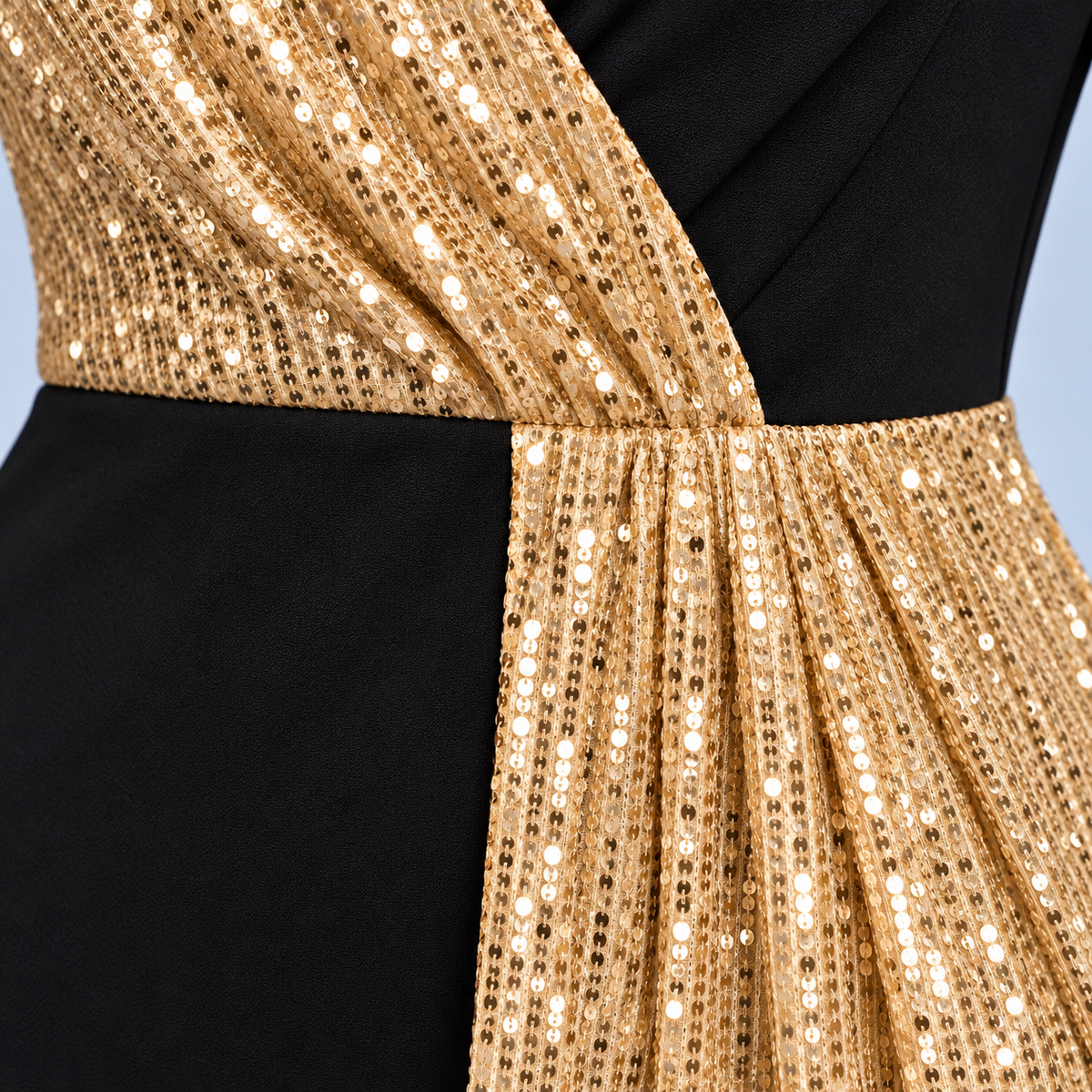 Détail des sequins dorés