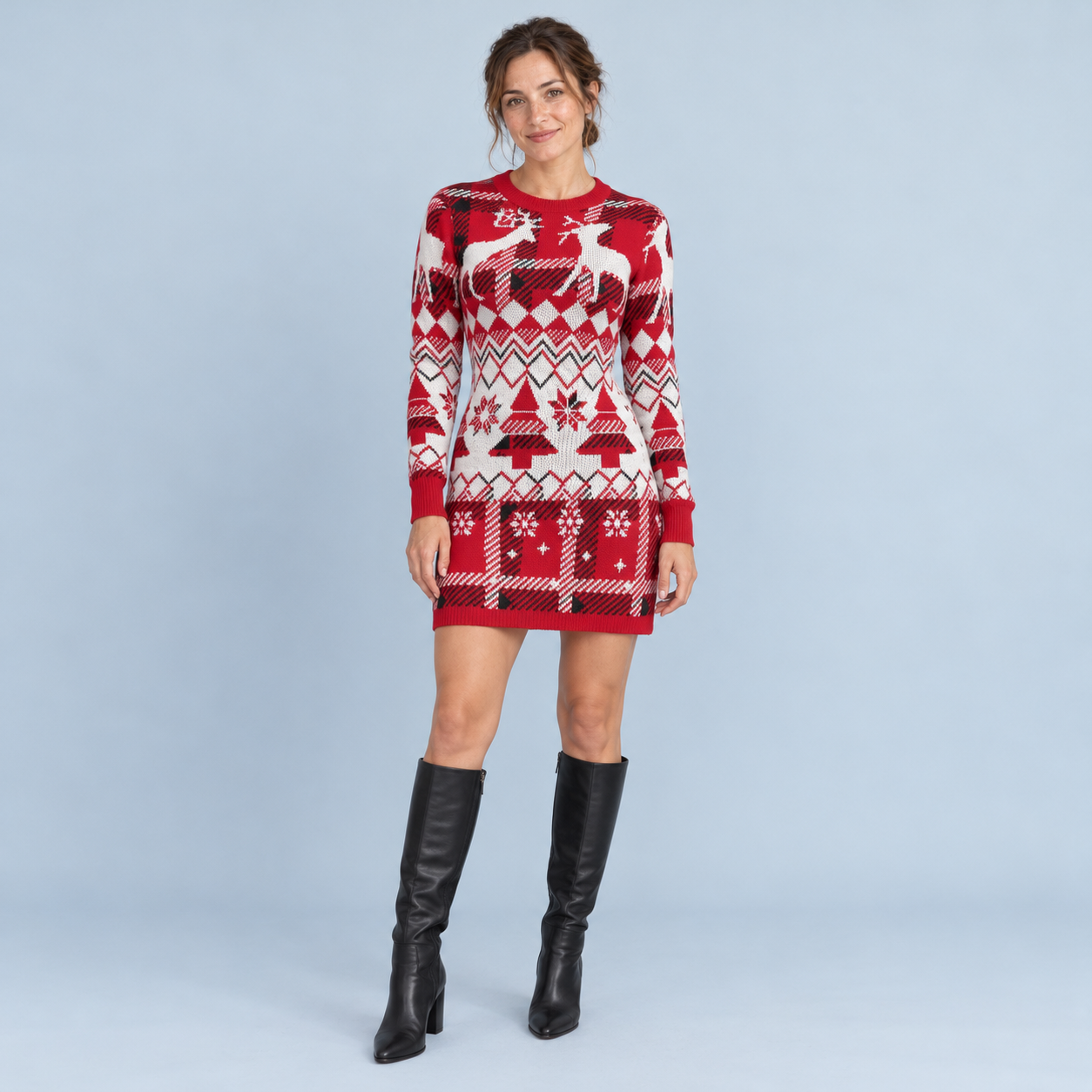 Robe-pull de Noël rouge à motifs rennes et sapins, vue de face avec mannequin