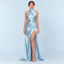 Robe satinée drapée bleu ciel à col montant et fente, vue de face sur modèle