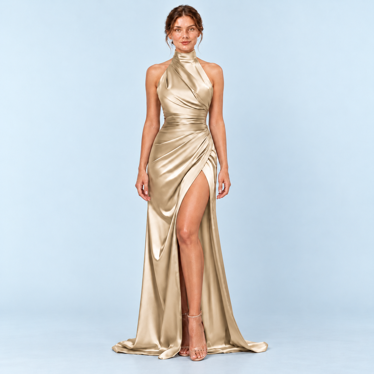 Robe satinée drapée doré champagne, vue de face sur modèle