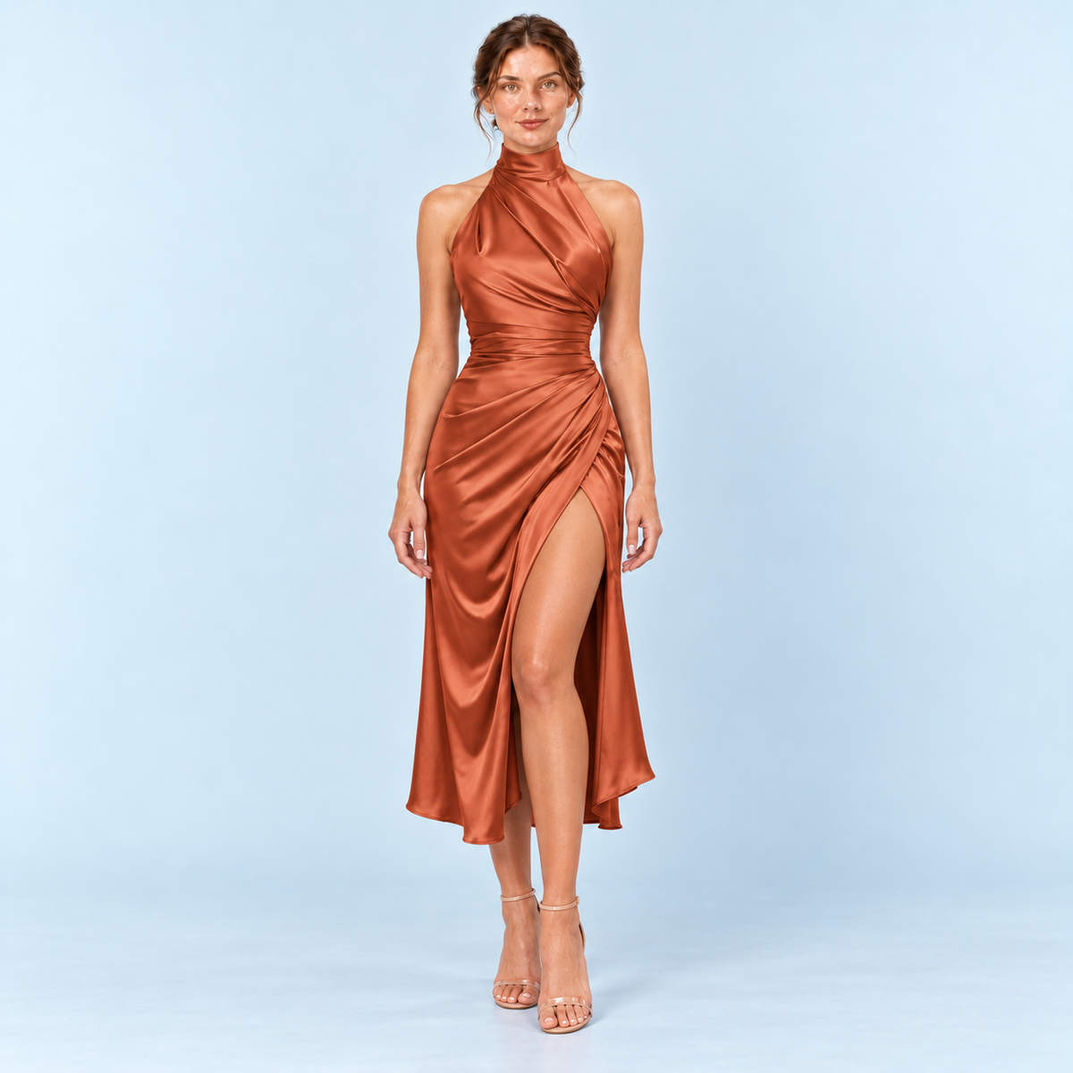 Robe satinée drapée orange cuivré à longueur midi, vue de face sur modèle