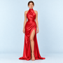 Robe satinée drapée rouge, vue de face sur modèle