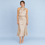 Robe satinée beige portée de face