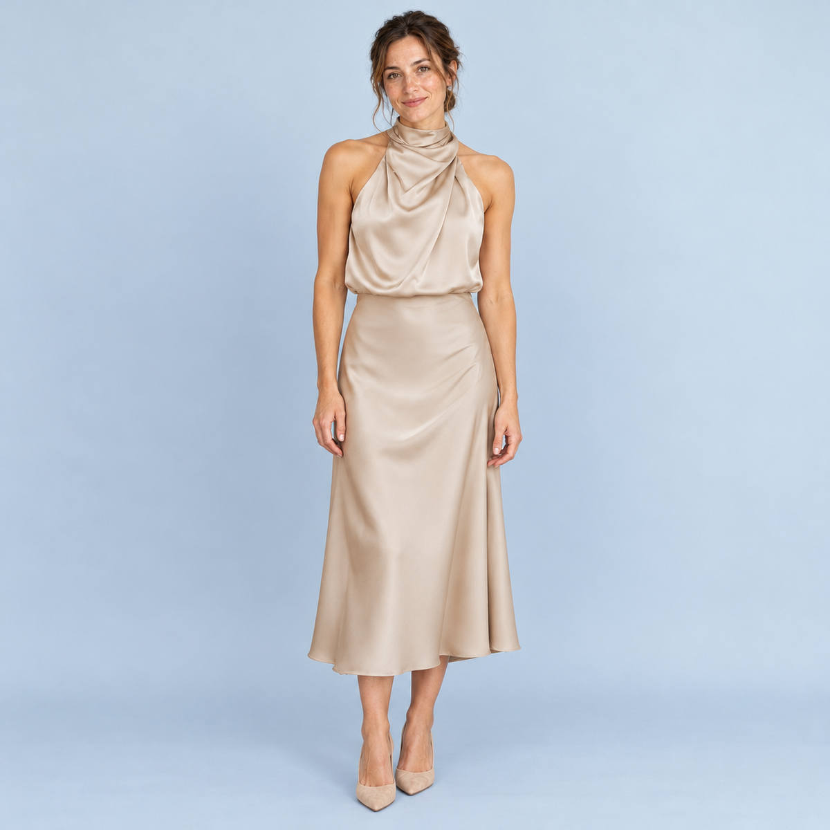 Robe satinée beige portée de face