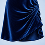 Détail du drapé et de la texture velours