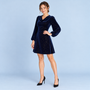 Robe bleue à col bénitier, vue de trois quarts
