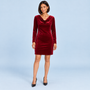 Robe rouge en velours à col bénitier, vue de face avec mannequin