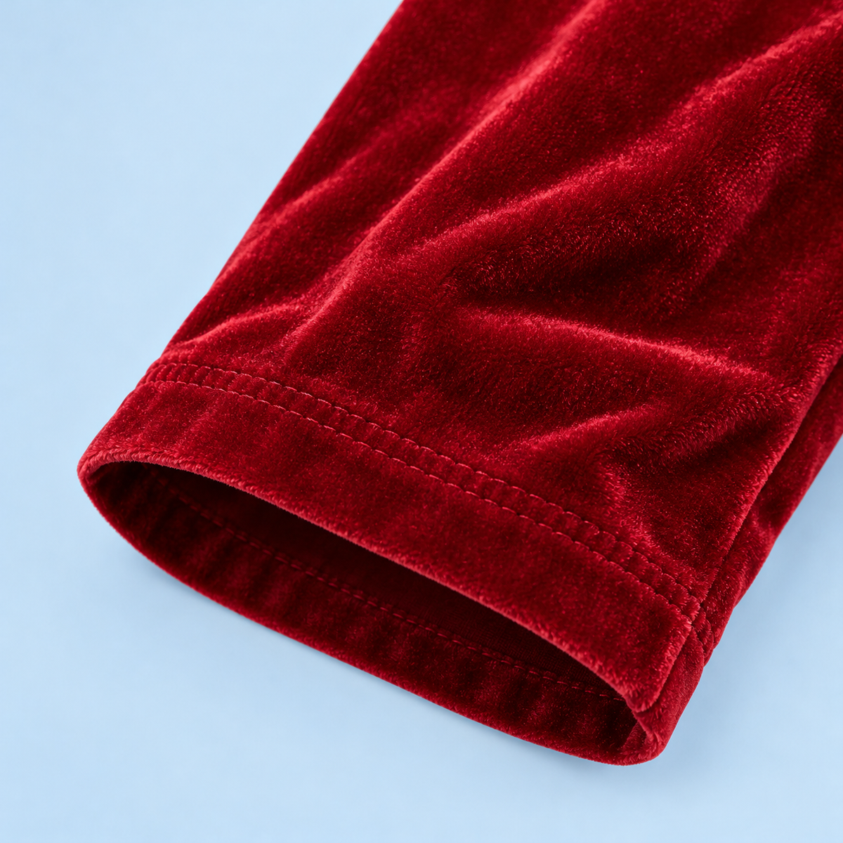 Détail de la manche et de la texture velours