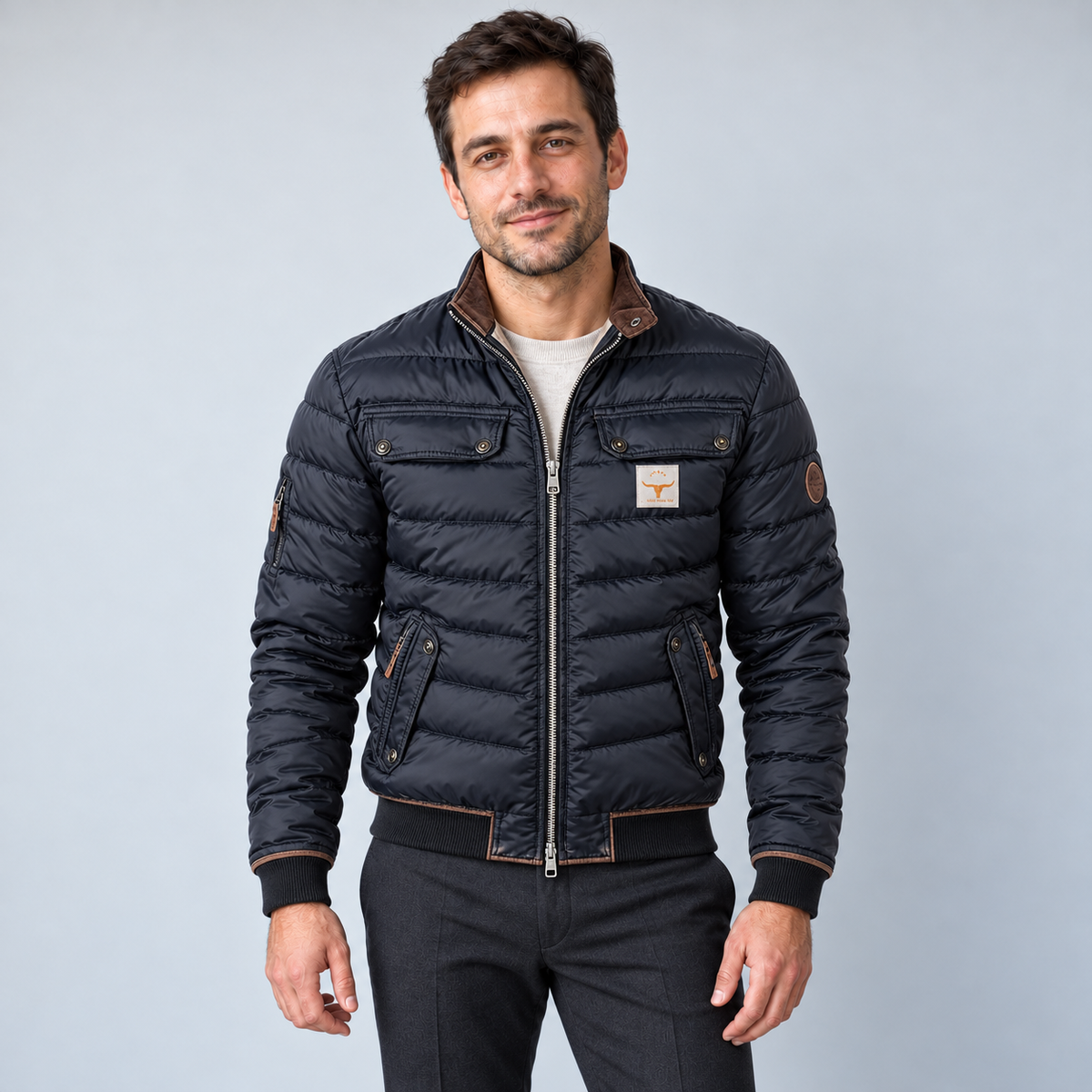 Bomber matelassé à col montant — Bleu marine, pose 1