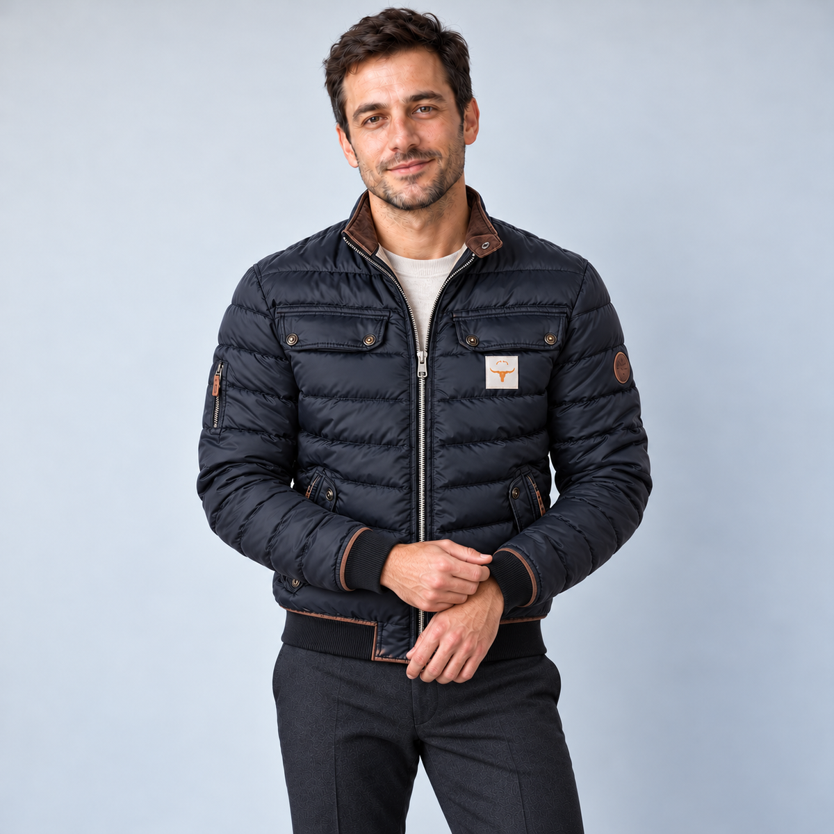 Bomber matelassé à col montant — Bleu marine, pose 5