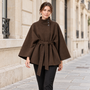 Cape femme marron portée en ville par le modèle A