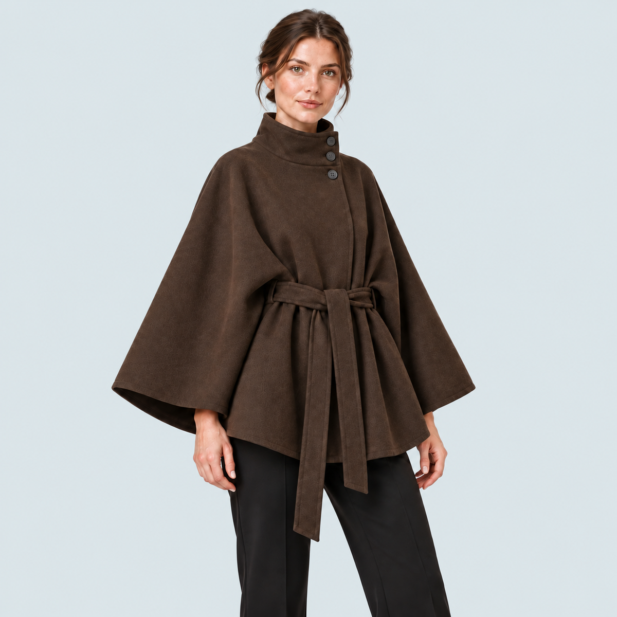Cape femme marron avec ceinture – vue de trois quarts