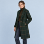 Manteau vert à carreaux — trois quarts avec mannequin