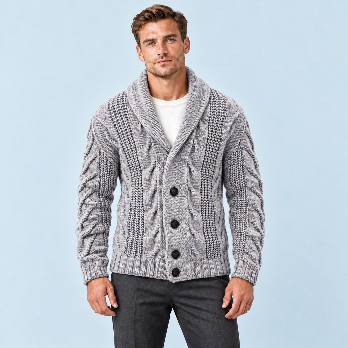 Gilet homme gris clair en maille torsadée à col châle — vue de face, Modèle D