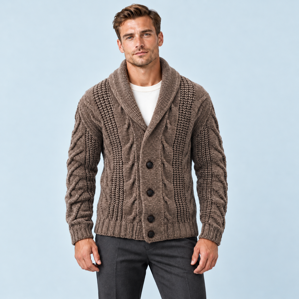 Gilet homme marron en maille torsadée à col châle — vue de face, Modèle D