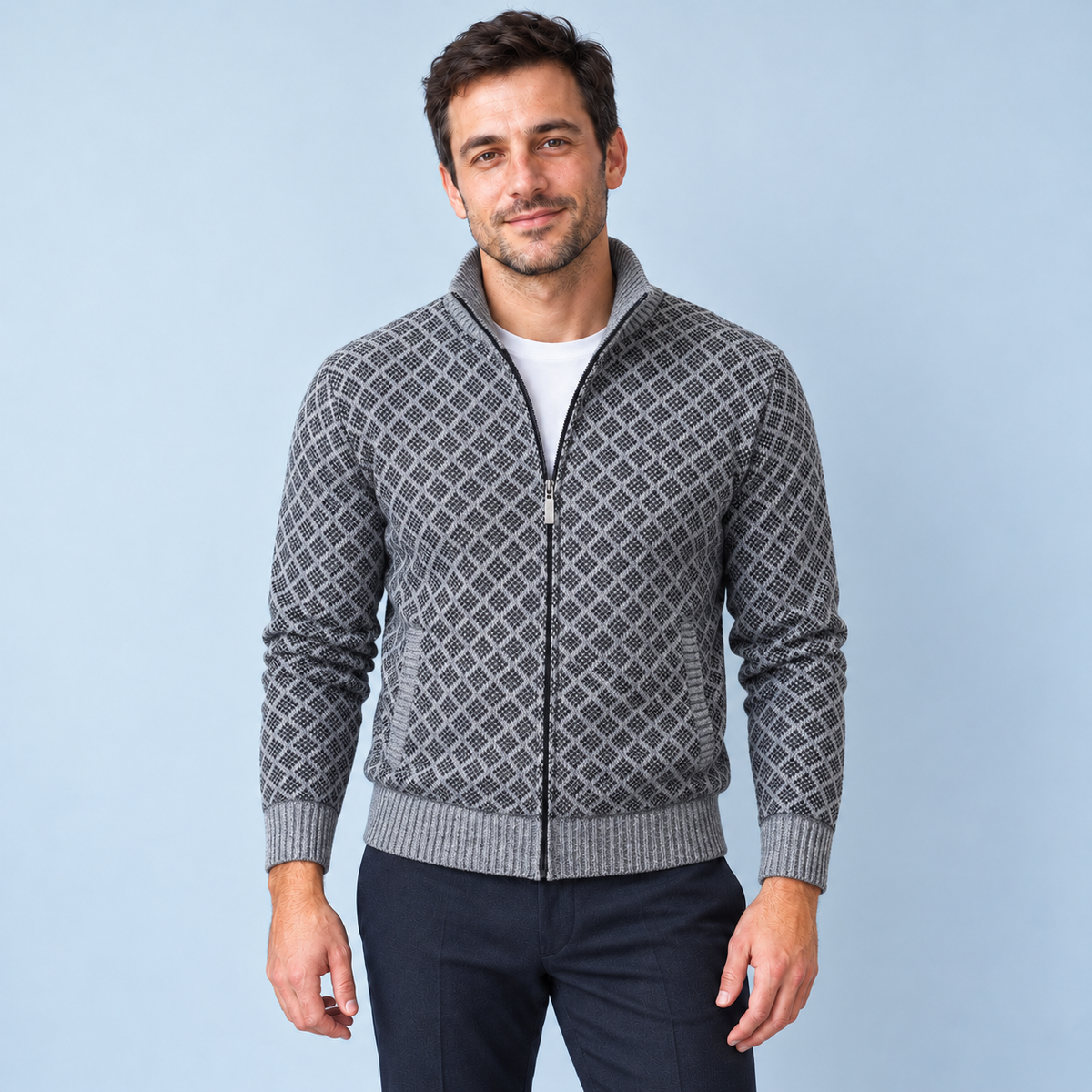 Gilet gris à motif géométrique porté par un mannequin, vue de face