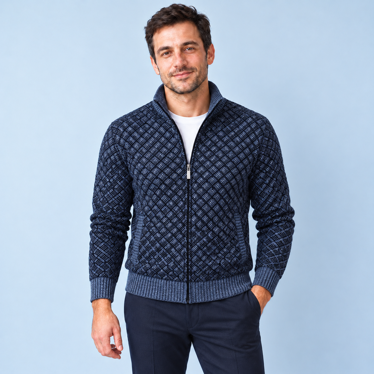 Gilet bleu à motif géométrique porté, vue de face