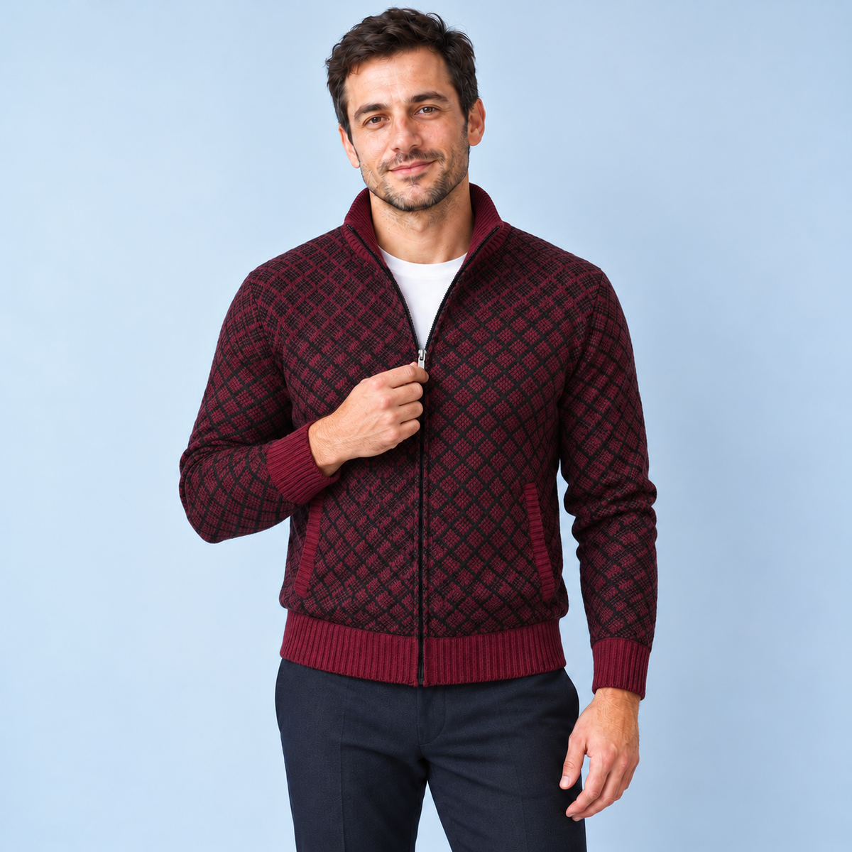 Gilet bordeaux à motif géométrique porté, vue de face
