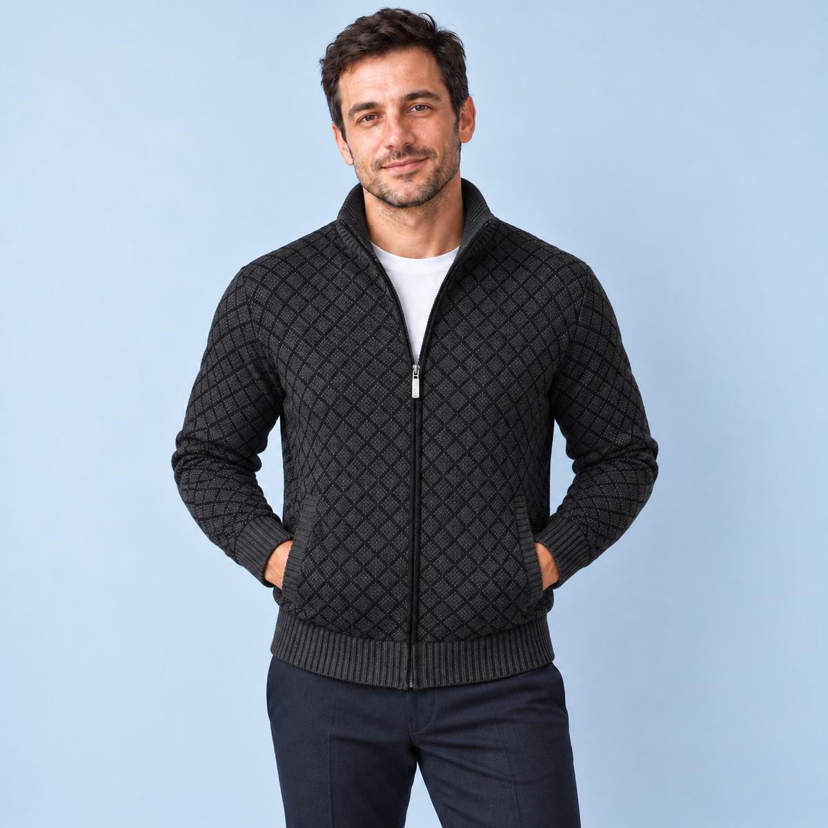 Gilet noir à motif géométrique porté, vue de face