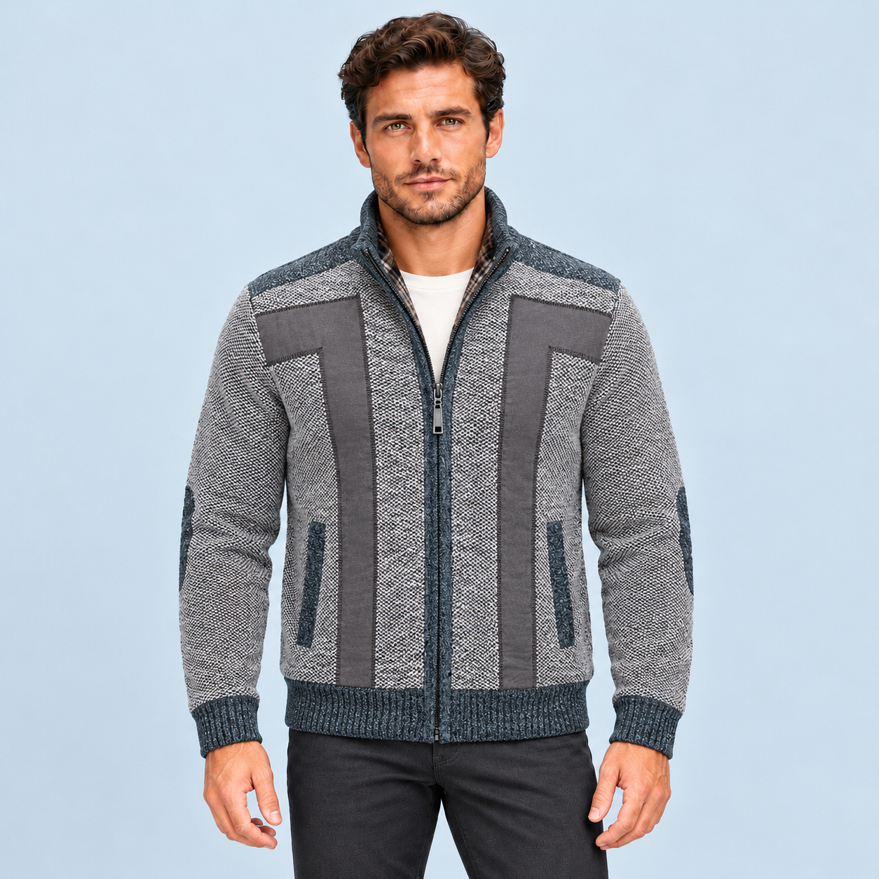 Gilet homme gris clair zippé en maille chinée à empiècements contrastés, vue de face sur modèle B