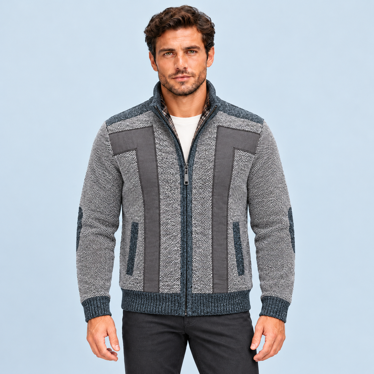 Gilet homme gris clair zippé en maille chinée à empiècements contrastés, vue de face sur modèle B