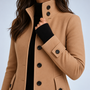 Manteau long à col montant — détail du col