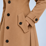 Manteau long à col montant — détail des poches