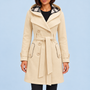 Détails du manteau croisé femme beige, ceinture et boutons