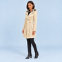 Manteau croisé femme beige à capuche et ceinture, vue de trois quarts