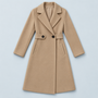 Manteau beige à taille boutonnée posé à plat, vue de face
