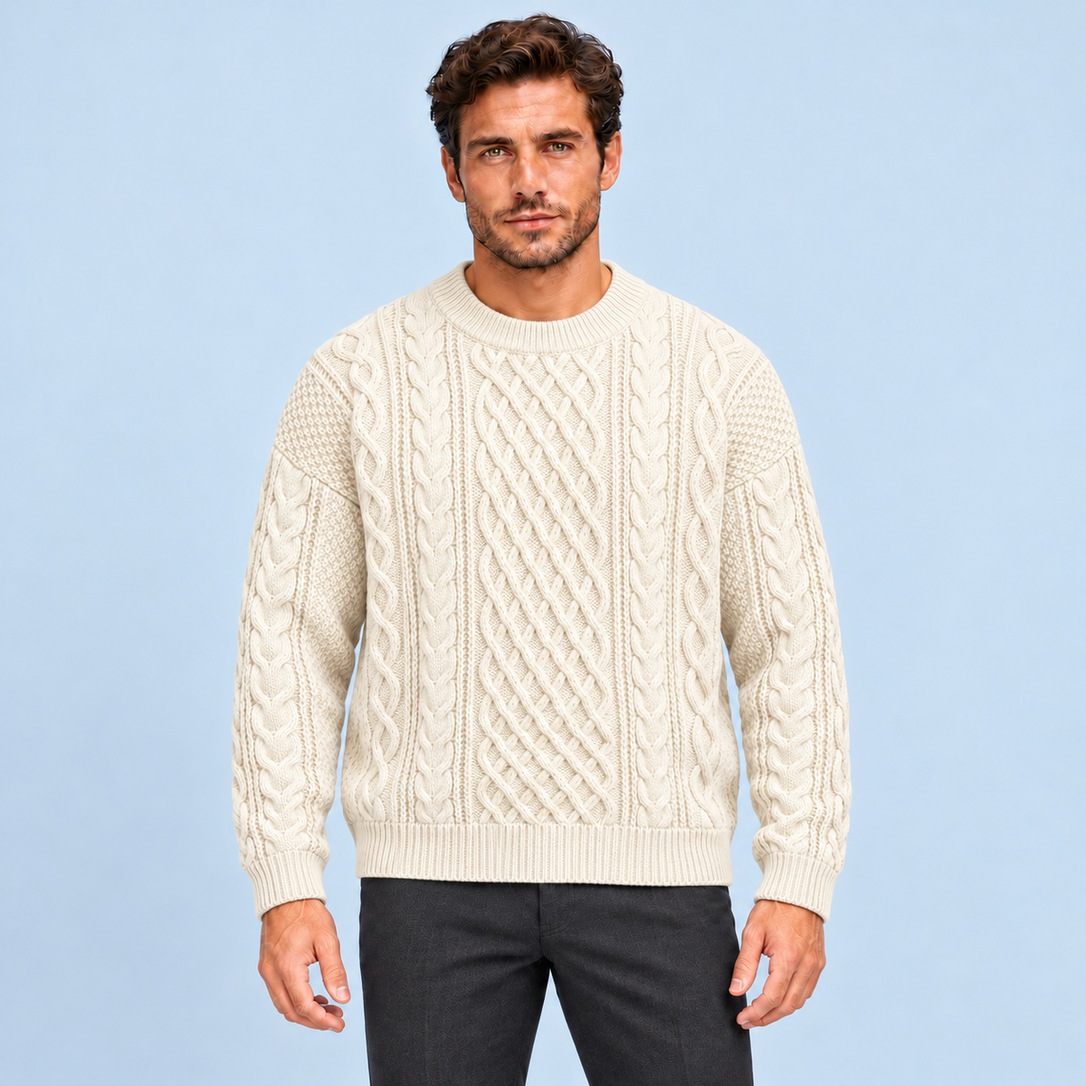 Pull ample homme en maille torsadée blanc, vue de face sur le Modèle B