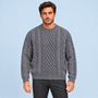 Pull ample homme en maille torsadée gris, vue de face sur le Modèle B